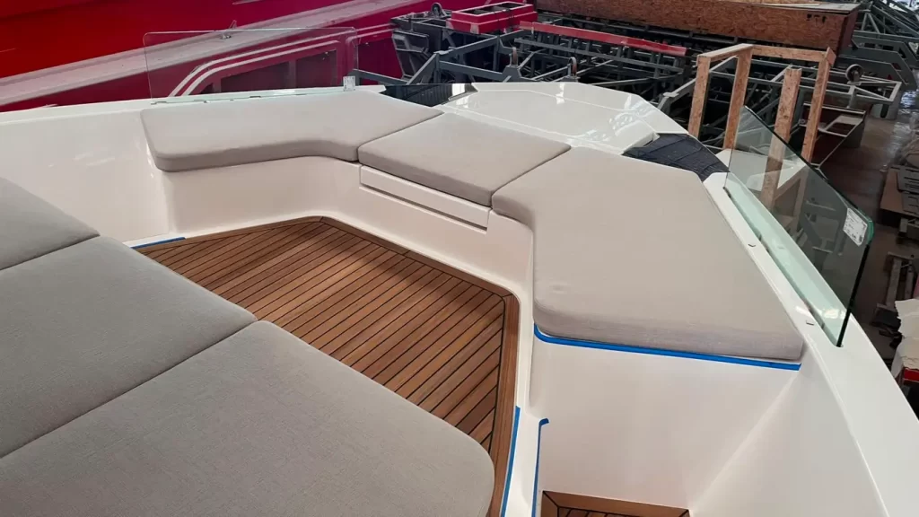 LA Motion 48 foredeck